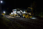 Die Baustelle Bahnhof Herdorf am Abend des 26 Oktober 2025 (ab 21:10 Uhr). Nach jedem Stopfdurchgang, wie hier von der P & T UNIMAT 09-4x4/4S E (eine Nivelier-, Hebe-, Richt- und Universalstopfmaschine), der neuen Weiche 3 folgt eine Schotterplaniermaschine. So ist es hier die Schnell-Schotterplaniermaschine SSP 110 SW, D-ERB 99 80 9425 039-1 der Eiffage Infra-Rail GmbH (Herne), ex 97 16 40 546 17-4 der Heitkamp GmbH Herne (spter Eiffage Rail), im Einsatz.

Der Schotterpflug wurde 1995 von der Deutschen Plasser unter der Fabriknummer 591 gebaut. 

TECHNISCEN DEATEN der Schotterplaniermaschine SSP 110 SW:
Spurweite: 1.435 mm (Normalspur)
Achsanzahl: 2
Lnge ber Puffer: 17.230 mm
Achsabstand: 8.100 mm
Eigengewicht: 37 t
Anhngelast: 20 t
Hchstgeschwindigkeit: 90 km/h
Zugelassen zur Mitfahrt:  3 Personen
Kleinster befahrbarer Kurvenradius:  R 120 m      
Zugelassen fr Streckenklasse: B1 und hher