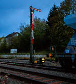 Bahnhof Herdorf am frühen Abend des 26 Oktober 2025, das Ausfahrtsignal (N2) vom Gleis 2, welches hier Hp 0 – Halt! zeigt. Davor der „Schotterzwerg“, das niedrige Schutzsignal (Sh - “S“chutz“h“altsignal) es zeigt Sh 0 – Halt! Fahrverbot. Bahnhof Herdorf am frühen Abend des 26 Oktober 2025, das Ausfahrtsignal (N2) vom Gleis 2, welches hier Hp 0 – Halt! zeigt. Davor der „Schotterzwerg“, das niedrige Schutzsignal (Sh - “S“chutz“h“altsignal) es zeigt Sh 0 – Halt! Fahrverbot.