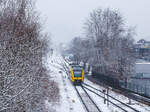 Winter im Hellertal - Der VT 204 ABpd (95 80 0640 104-5 D-HEB) ein Alstom Coradia LINT 27 der HLB (Hessische Landesbahn), als RB 96 „Hellertalbahn“ von Neunkirchen (Kr Siegen) nach Betzdorf/Sieg (Umlauf 61822), erreicht am 29 Januar 2026 nun den Bahnhof Herdorf. 