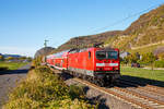   Die DB Regio NRW 143 194 (91 80 6143 194-9 D-DB), ex DR 243 194-8, mit der RB 27  Rhein-Erft-Bahn  Köln Hbf - Koblenz Hbf, erreicht am 13.10.2018 bald den Bf Leutesdorf.