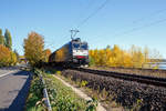   Die MRCE Dispolok 185 554-3 (91 80 6185 554-3 D-DISPO) fährt am 13.10.2018 mit einem Güterzug durch Neuwied-Feldkirchen in Richtung Norden.