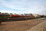 Die 112 187-0 (91 80 6112 187-0 D-DB) der DB Regio AG Nordost schiebt am 08.12.2022 einem Doppelstockzug, als RE 15 (Dresden – Coswig – Großenhain – Ruhland –