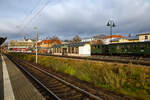 Radebeul Ost den 07.12.2022:  Blick vom Normalspurigen DB Bahnhof auf den Schmalspur Bahnhof der Lößnitzgrundbahn der SDG - Sächsische Dampfeisenbahngesellschaft mbH, mit dem