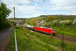 Die 145 031-1 (91 80 6145 031-1 D-DB) der DB Cargo AG fährt am 28.04.2018 mit einem gemischten Güterzug, auf der Moselstrecke (KBS 690), durch Koblenz-Moselweiß in Richtung Koblenz.