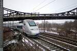 SNCF TGV Nr.4409 fährt aus Ulm unter der Neutorbrücke durch am 16.02.2009.