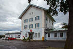 Der Bahnhof Prien am Chiemsee am 11.09.2022 von der Straenseite.