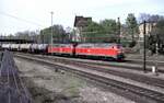 225 075-1 und 225 mit Kesselwagenganzzug in Richtung Allgäu Illertalbahn in Ulm am 30.04.2002.