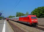 Die 101 056-0 (91 80 6101 056-0 D-DB) der DB Fernverkehr AG fährt am 04.06.2019 mit einem IC durch Gröbenzell in Richtung München.