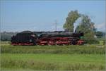 Endlich wieder Züge auf dem Schweizerbähnle (Etzwilen-Singen). 01 202 erreicht den letzten Bahnübergang vor der Grenze bei Rielasingen, August 2020.