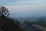 Nebel liegt noch im Maintal und in der Ferne kommt ein 440 Doppel als RB 58004 Schweinfurt - Gemünden bei Himmelstadt durchs Tal.