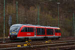 spezifikationen-der-baureihen/743407/der-dieseltriebzug-642-120-95-80 Der Dieseltriebzug 642 120 (95 80 0642 120-9 D-DB) / 642 620 (95 80 0642 620-8 D-DB), ein Siemens Desiro Classic der Kurhessenbahn (gehört zur DB Regio AG), hat am 17.04.2021in Betzdorf (Sieg) Pause, bevor er wieder, als RB 94 „Obere Lahntalbahn“ (Betzdorf - Siegen - Kreuztal - Erndtebrück - Bad Laasphe - Biedenkopf - Marburg), die Rückfahrt nach Marburg a. d. Lahn antritt.

Der Desiro Classic wurde 2001 von Siemens in Uerdingen gebaut, der VT 642 120 unter der Fabriknummer 91692 und der VT 642 620 unter der Fabriknummer 92152.

Die Baureihe 642 (Siemens Desiro Classic):
Ende der 1990er Jahre schrieb die DB eine größere Anzahl von Dieseltriebwagen aus, mit dem Ziel, den Betrieb auf Nebenbahnen wirtschaftlicher zu gestalten und dort die verbliebenen lokbespannten Züge abzulösen. Es wurden gut 500 Triebwagen, aufgeteilt in acht Baureihen, bei der Fahrzeugindustrie bestellt. Die stückzahlenmäßig größte Baureihe war der Desiro von Düwag bzw. Siemens, er wurde als Baureihe 642 in 231 Exemplaren beschafft.

Technik und Aufbau:
Der Wagenkasten ist aus selbsttragenden Aluminiumröhre in Integralbauweise konstruiert. Die Kopfteile mit den Führerständen sind als vorgefertigte GfK-Module ausgeführt, die auf das verlängerte Untergestell des Aluminiumwagenkastens aufgeklebt sind.

Der Fahrgastraum ist gegliedert in den Niederflurbereich (von einem Einstieg bis zum Sitzbereich über dem Jakobsdrehgestell) und die höher gelegenen Bereiche an jedem Wagenende. Aufgrund des vergleichsweise großen Motorraums besitzt die Baureihe 642 jedoch einen geringeren Niederfluranteil als vergleichbare Züge wie zum Beispiel Bombardier Talent oder Alstom Lint. Glaswände und -türen trennen Einstiegsräume und Übergangsbereiche voneinander ab.

Der Fahrgastraum wird durch eine Warmwasser-Umluft-Heizung, bei extremer Kälte durch Ölfeuerung geheizt. Im Sommer soll die Klimaanlage für behagliche Temperaturen sorgen, allerdings sind die Anlagen noch immer störanfällig. Pro Wagen können sechs Fenster gekippt werden.


Fahrwerke und Bremsen:
Zwei angetriebene Drehgestelle, ein nicht angetriebenes Jakobsdrehgestell mit Gummiprimärfedern und niveauregulierter Luftfederung in der Sekundärstufe. Je drei Wellenbremsscheiben
je Triebdrehgestell, zwei Radbremsscheiben je Radsatz im Jakobsdrehgestell. Magnetschienenbremse in den Triebdrehgestellen. Mikroprozessorgesteuerter Gleit- und Schleuderschutz. Die Triebwagen sind mit einer direkten elektropneumatischen Bremse (ep-Bremse) und einer indirekten mehrlösigen Druckluftbremse als Rückfallebene ausgestattet. Mit dem Retarder wird bei Nutzung der ep-Bremse zudem hydrodynamisch gebremst. Als Feststellbremse sind Federspeicherbremsen vorhanden. Die Magnetschienenbremse kommt bei Zwangs- und Schnellbremsungen zum Einsatz, bei Notbremsungen jedoch bleibt sie unwirksam. Zudem kann sie vom Triebfahrzeugführer über einen Kippschalter zugeschaltet werden.

Antrieb:
Der Triebzug wir von zwei MTU 6-Zylinder-Dieselmotor mit Abgasturboaufladung, Ladeluftkühlung mit jeweils 275 kW / 374 PS Leistung (Euro II) bei 1900 U/min angetrieben. (Bei anderen Kunden und Ausführungen auch 315, 335 oder 360 kW, sowie Motoren von MAN)
Diese befinden sich jeweils unter dem Hochflurbereich zwischen dem angetriebenen Drehgestell und dem Niederflurbereich. Ihr Drehmoment wird über ein hydromechanisches Fünfgang-Automatikgetriebe mit Anfahrwandler und integriertem Retarder auf das äußere Drehgestell übertragen.

Technische Daten (DB Regio Version) : 
Spurweite:  1.435 mm (Normalspur)
Achsformel:  B´2´B´
Länge über Kupplung:  41.700 mm
Drehzapfenabstand: 2 x 16.000 mm
Achsabstand im Drehgestell: 1.900 / 2.650 /1.900 mm
Lauf- und Treibraddurchmesser: 770 mm (neu) / 710 mm (abgenutzt)
Breite:  2.830 mm
Größte Höhe: 3.819 mm
Fußbodenhöhen: 1.250 mm (Hochflur) / 575 mm (Niederflurbereich)
Eigengewichtgewicht: 68,2 t
Zul. Gesamtgewicht:  88,7 t
Höchstgeschwindigkeit:  120 km/h
Motoren: zwei MTU 6-Zylinder-Dieselmotor 
Leistung: 2 x 315 kW 
Kraftübertragung: mechanisch (5-Gang-Automatikgetriebe mit hydraulischen Anfahrwandler)
Kraftstoffvorrat:  2 x 600 l
Heizölvorrat:  2 x 150 l
Max. Anfahrbeschleunigung: 1,1 m/s²
Max. Bremsverzögerung: Betriebsbremse 0,9 m/s² / Gefahrbremse 1,15 m/s²
Sitzplätze: 12 (1.Klasse) 109 (2.Klasse, davon 13 Klappsitze)
Stehplätze:  90
Scharfenberg Kupplung:  Typ 10
