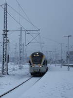 Während eines kurzfristigen Wintereinbruchs im Rheinland trifft der ET 7.07 der Eurobahn am 09.12.2017 auf seinem Weg von Hamm/Westfalen nach Venlo/NL im Neusser Hauptbahnhof ein