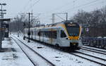 Am verschneiten 09.12.2017 durchfährt der Eurobahn-ET 7.02 auf seinem Weg von Venlo/NL nach Hamm (Westfalen) den S-Bahn-Haltepunkt Düsseldorf-Hamm