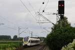 Mit den Eurobahn-Stadler FLIRT und dem RE 13 (Hamm (Westfalen) - Venlo/Niederlande) unterwegs: Trotz der dichten Bebauung finden sich zwischen Neuss und Mönchengladbach noch ländliche