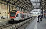 Der VIAS-Flirt 410 verlässt am 27.06.2023 den Wiesbadener Hauptbahnhof in Richtung Koblenz