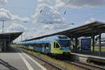 Der Eurobahn-Flirt ET 8.14 wartet am 20.07.2023 in Rheine mit einer RB nach Münster auf die Abfahrt
