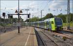 Zwei Flirt 3 der Nordbahn fahren in den Hauptbahnhof Hamburg zur Bereitstellung. Vorne der fünfteilige ET 5.03 mit Triebkopf 1 429 003-5 und hinten der sechsteilige ET 6.06 mit Triebkopf 1 430 541-1 am Zugschluss. Juli 2015.