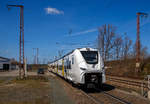 Fast frisch aus der Produktion....
Der dreiteilige Siemens Mireo 463 050-5 / 863 050-1 / 463 550-4 (94 80 0463 050-5 D-DB / 94 80 0863 050-1 D-DB /94 80 0463 550-4 D-DB) der DB Regio AG für die S-Bahn Rhein-Neckar fährt am 22.04.2021 durch Rudersdorf (Kreis Siegen) in südlicher Richtung. Er ist wohl auf Überführungsfahrt.

Der Triebzug wurde 2020 von Siemens Mobility im Werk Krefeld (ehemals DUEWAG) gebaut.

Im Sommer 2017 erhielt Siemens den Auftrag zur Lieferung von 57 Zügen vom Typ Mireo an die DB Regio AG, für den Einsatz der S Bahn Rhein-Neckar. Der Mireo wird als S-Bahn-Fahrzeug im Rhein-Neckar-Gebiet auf den künftigen Linien der S5, S6, S8 und S9 eingesetzt. Außerdem wird er als „Murgtäler Radexpress“ auf der Strecke zwischen Mannheim und Baiersbronn verkehren.

Als Mireo wird ein von Siemens Mobility entwickelter elektrischer Triebzug für den Schienenpersonennahverkehr bezeichnet, der im Produktportfolio von Siemens den Desiro ML ersetzt.

Der Mireo wird ausschließlich als Elektrotriebzug angeboten, eine Variante mit Verbrennungsmotor ist derzeit nicht geplant. Anders als der Desiro ML verfügt der Mireo über Jakobs-Drehgestelle, die, ähnlich wie beim ICE 4, mit innengelagerten Radsätzen ausgestattet sind. Die Wagenkästen werden in Aluminium-Integralbauweise hergestellt. Die Zahl der Einzelwagen, aus denen ein Triebzug gebildet wird, kann je nach Konfiguration zwischen zwei und sieben variiert werden. Jeder Endwagen des Mireo hat eine Länge von 26 m, jeder Mittelwagen ist 19 m lang. Es werden Versionen für Bahnsteighöhen von 550 mm, 760 mm und 960 mm angeboten. Die Zahl der angetriebenen Drehgestelle kann variiert werden, wodurch sich unterschiedliche Werte für die Anfahrbeschleunigung ergeben. Nach Angaben von Siemens wurden bei der Konstruktion des Zuges der Traktionsstromrichter und die elektrodynamische Bremse optimiert. Die Zwischenkreisspannung beträgt 750 V.

Im Zuge der Erweiterung der S-Bahn Rhein-Neckar auf den Strecken zwischen Mannheim, Eppingen, Karlsruhe und Aglasterhausen, an der Bergstraße und nach Mainz, setzt die DB Regio seit 13. Dezember 2020 stufenweise insgesamt 57 Neufahrzeuge vom Typ Mireo ein. Die Fahrzeuge gehen ins Eigentum einer Landesgesellschaft der Aufgabenträger über und werden während der 14-jährigen Laufzeit des Verkehrsvertrags an DB Regio Mitte verpachtet. Das Außendesign der Fahrzeuge integriert bestehende Designelemente der Länder Rheinland-Pfalz und Baden-Württemberg und ergänzt sie mit einem fahrzeughohen S-Bahn-Symbol.

Die Fahrzeuge haben pro Seite sechs doppelflügelige Schwenkschiebetüren eine Einstiegshöhe von 800 mm, mit Schiebetritten auf 770 mm, aufweisen. Die Fahrzeuge sind mit Fahrgast-WLAN ausgestattet. Sie haben 8 Sitze in der ersten Klasse, in der zweiten Klasse 152 Festsitze mit Armlehnen und je einer halben Steckdose und 40 Klappsitze und mit Stehplätzen eine Kapazität von etwa 454 Fahrgästen. Mit bis zu sechs Fahrrädern in den fünf Mehrzweckbereichen können in einem Triebzug 26 Fahrräder mitgenommen werden. Die optische Fahrgastinformation erfolgt über sechs doppelseitige Flachbildschirmdeckengondeln sowie Flachbildschirme in den Einstiegsbereichen. Im Fahrgastraum erfolgt wie schon in den modernisierten Triebzügen der Baureihe 425 eine Videoüberwachung, deren Aufzeichnungen 72 Stunden lang gespeichert werden. Die Triebzüge kosten zusammen etwa 340 Mio. Euro.

TECHNISCHE DATEN der BR 463 (Siemens Mireo, dreiteilig):
Spurweite: 1.435 mm (Normalspur)
Achsformel: Bo‘ 2‘2‘ Bo‘
Länge über Kupplung: 69.860 mm
Breite: 2.808 mm
Drehzapfenabstand: 19.680 mm (Endwagen) / 19.800 m (Mittelwagen)
Achsabstand in den Antriebs-Drehgestellen: 2.300 mm
Achsabstand in den Jakobs-Drehgestellen: 2.600 mm
Treib- und Laufraddurchmesser: 880 mm (neu) / 810 mm (abgenutzt)
Leergewicht: 109 t
Höchstgeschwindigkeit: 160 km/h
Dauerleistung: 2.600 kW
Beschleunigung: 0,96 m/s²
Anfahrzugkraft: 130 kN
Bremskraft: 130 kN
Kleinster bef. Halbmesser: R 125 m (Werkstatt R 100 m)
Stromsystem: 15 kV 16,7 Hz ~
Stromübertragung: Oberleitung
Sitzplätze: 200 (davon 8 in der 1. Klasse)
Anzahl der Türen je Seite: 6
Niederfluranteil: ca. 60 %
Einstiegshöhe: 800 mm
Kupplungstyp: S10

Bis Ende 2020 waren bereits über 180 Mireo-Triebzüge bei Siemens bestellt.

Es werden aber auch noch folgende Varianten als Hybrid-Triebzüge angeboten:

Mireo Plus B
Im März 2020 erhielt Siemens Mobility den ersten Auftrag für eine Variante, die mit einer zusätzlichen Batterie ausgestattet ist. Die zweiteiligen Fahrzeuge sollen ab Juni 2023 im Ortenau-Netz fahren. Sie haben ohne Oberleitung eine Reichweite bis zu 80 km.

Mireo Plus H
Neben dem Oberleitungselektrischen Triebzug plant Siemens gemeinsam mit dem kanadischen Unternehmen Ballard Power Systems eine Mireo-Variante zu entwickeln, die den benötigten Strom mit Hilfe eines Brennstoffzellensystems aus Wasserstoff erzeugt und daher auf nicht-elektrifizierten Strecken eingesetzt werden kann (Mireo Plus H). Eine 200 kW starke Brennstoffzelle von Ballard Power Systems soll dabei eine Geschwindigkeit von bis zu 160 km/h ermöglichen. Die ersten Einsätze dieses Brennstoffzellenhybridtriebzugs sind ab 2021 geplant.

Quelle: Siemens Mobility, DB Regio und Wikipedia