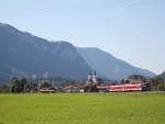 628 xxx erreicht in wenigen Augenblicken den Endpunkt der  Chiemgau-Bahn  von Prien nach Aschau.