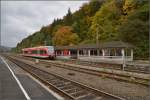 br-646-gtw/458819/zwei-gtw-der-kurhessenbahn-in-nordrheinwestfahlen Zwei GTW der Kurhessenbahn in Nordrheinwestfahlen vor dem stark renovierungsbedürftigen Bahnsteigen. Vorne ist 646 206, hinten 646 207. Brilon Wald (wie man sieht), Oktober 2015.