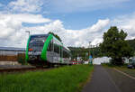 Der Stadler GTW 2/6 (95 80 0946 418-0 D-WEBA / 95 80 0646 418-3 D-WEBA / 95 80 0946 918-9 D-WEBA) der Westerwaldbahn (WEBA), ex VT 118 der Hellertalbahn, fährt am 09.08.2021, als RB 97