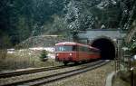 br-795-796-798-2/396437/an-einem-apriltag-anfang-der-1980er An einem Apriltag Anfang der 1980er Jahre verlässt eine 798-Garnitur den Losbach-Tunnel auf der Schwarzwaldbahn