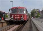 Roter Flitzer in Konstanz.

Der letzte Kilometer belohnt mit der Fahrt über die Rheinbrücke. September 2021.