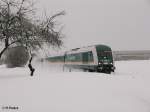 223 068 kmpft sich bei Flecken durch den schnee in Richtung Immenstadt.