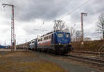 Die 139 287-7 (91 80 6139 287-7 D-BYB) mit der kalten 139 262-0 alias 110 262-3 (91 80 6139 262-0 D-BYB) beide von der BayernBahn GmbH fahren am 12.03.2021 mit dem sogenannten  Henkelzug 