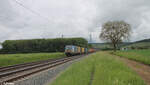 193 841-4 zieht ein Containerzug bei Retzbach-Zellingen. 18.05.24