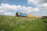 6193 813 zieht bei Uffenheim ein Containerzug nach Hamburg.