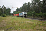 6193 117 zieht mit einem Containerzug durch Ochenbruck in Richtung Süden.