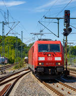   Nochmals wird der Fotograf am Bahnsteig vom Lokführer mit Handzeichen gegrüßt....