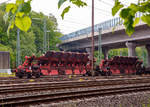 Zwei Drehgestellflachwagen fr den Transport von Blechtafeln der Gattung Slps-u 725, (von links 31 80 4726 136-3 D-DB und 31 80 4726 139-7 D-DB), der DB Cargo Deutschland AG abgestellt am 31.05.2019