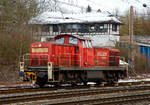 Die 294 590-5 (98 80 3294 590-5 D-DB), ex DB 294 090-6, ex DB 290 090-0, eine remotorisierte V90, der DB Cargo Deutschland AG am 14.01.2021 in Kreuztal vor dem ehemaligen Reiterstellwerk Kreuztal