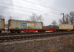 Sechsachsiger Gelenkwagen (Containertragwageneinheit 80´), der Gattung Sggrs 742 (31 80 4850 736-8 D-DB) am 18.03.2021 im Zugverband bei der Durchfahrt in Rudersdorf (Kr.