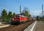 Die Ludmilla 233 322-7 (92 80 1233 322-7 D-DB) der DB Cargo, ex DB 232 322-8, ex DR 132 322-9, fährt am 19.09.2018 mit einem Güterzug durch den Hauptbahnhof Brandenburg an der Havel.