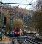 Die 185 379-5 (91 80 6185 379-5 D-DB) der DB Cargo AG fährt am 17.01.2023 mit einem Containerzug durch Kirchen (Sieg) in Richtung Siegen.