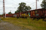 Drei vierachsige offene Drehgestell Güterwagen der Regelbauart (Hochbordwagen), der Gattung Eaos-x 057 bzw.