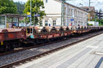 Leerer sechsachsiger Drehgestellflachwagen, mit Lademulden für Coiltransporte, 31 80 4838 423-0 D-DB, der Gattung Sahlmmps-t 713, der DB Cargo AG, bei einer Zugdurchfahrt am 24.07.2024 in Kirchen (Sieg).

Der Wagen besitzt ein abnehmbares Ladegestell mit 5 Lademulden und Sicherheitseinrichtungen für Coils und dient hauptsächlich zur Beförderung warm gewalzter, ungebeizter Stahl-Coils mit einem Außendurchmesser von 900 bis 2 200 mm. Das Ladegestell ist in vier Buchsen im Wagenfußboden durch Zapfen festgelegt. Die Konstruktion des Ladegestells erlaubt die Verladung von heißen Coils bis 240° C. Bei Bedarf kann das Ladegestell abgehoben werden und der Wagen kann so für andere Güter verwendet werden.

Das DB Werk Leipzig-Engelsdorf bauet zwischen 1999 und 2001 100 Drehgestell-Flachwagen für den Coil-Transport, die als Sahlmmps-t 713 bezeichnet werden. 

TECHNISCHE DATEN:
Erstes Baujahr: 1999
Spurweite: 1.435 mm (Normalspur)
Anzahl der Achsen: 6 in zwei Drehgestellen
Länge über Puffer: 13.200 mm
Drehzapfenabstand: 6.200 mm
Achsabstand im Drehgestell: 3.400 (2 × 1.700) mm
Abstand der äußeren Radsätze: 9.600 mm
Ladelänge: 11.800 mm
Ladebreite in den Mulden: 2.450 mm
Max. Coil-Ø: 2.200 mm
Höchstgeschwindigkeit: 100 km/h (Lastgrenze S) /120 km/h (leer)
Maximales Ladegewicht: 71,0 t (ab Streckenklasse D4)
Max. Tragfähigkeit: 101 t
Eigengewicht: 34.000 kg
Achslast: 20 t
Kleinster bef. Gleisbogenradius: 75 m
Bauart der Bremse: KE-GP-A (LL)
Bremssohle: IP 116
Feststellbremse: ohne Feststellbremse
Intern. Verwendungsfähigkeit: RIV
