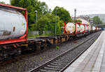 Leerer 4-achsiger Drehgestell-Containertragwagen für Großcontainer und Jumbo-Wechselbehälter, 31 80 4556 316-6 D-DB, der Gattung Sgns 691, der DB Cargo AG, am 21 Juni 2024 im Zugverband bei einer Zugdurchfahrt im Bf Kirchen/Sieg.

Der Wagen ist im Rahmen der neuen Tragwagenkonzeption für den Transport von Containern in Zügen des kombinierten Ladungsverkehrs vorgesehen. Auf den Außenlangträgern des Wagens befinden sich für jede vorgesehene Ladeposition feste und klappbare Aufsetzzapfen zum Festlegen der Ladungseinheiten in verschiedenen Kombinationen.

Das Untergestell ist eine Schweißkonstruktion und besteht aus zwei fischbauchartigen Außenlangträgern, die durch Kopfstücke, Hauptquerträger und Querstreben miteinander verbunden sind.

Der Wagen ist mit einer geteilten Zugeinrichtung ausgerüstet, bestehend aus Schraubenkupplung, Zughaken mit Auge und Zugeinrichtung Typ ST-9-2/160G. Die Pufferteller sind nicht drehbar.

An jedem Wagenende sind ein linker Endtritt, ein abklappbarer Federgriff, zwei Signalstützen sowie Kupplergriffe angebracht. Der Wagen hat eine Klotzbremse mit stufenlos selbsttätiger Lastabbremsung. Die Bremskraft wird für jedes Drehgestell separat gesteuert. Bis auf die Wiegeventile WM 10, die in den Drehgestellen angeordnet sind, liegen alle pneumatischen Bauteile wie Steuerventil, Relaisventil und Bremszylinder im Untergestell. 

TECHNISCHE DATEN:
Spurweite: 1.435 mm (Normalspur)
Anzahl der Achsen: 4 (in zwei Drehgestellen)
Länge über Puffer: 19.740 mm
Drehzapfenabstand: 14.200 mm
Achsabstand im Drehgestell: 1.800mm
Raddurchmesser: 920 mm (neu) / 840 mm (abgenutzt)
Max. Ladelänge: 18.400 mm
Höhe der Ladeebene über SOK: 1.155 mm
Höchstgeschwindigkeit: 100 km/h (beladen) / 120 km/h (leer)
Eigengewicht: 20.000 kg
Maximales Ladegewicht: 70,0 t (ab Streckenklasse D), bei DB CM 64,0 t
Kleinster bef. Gleisbogenradius: R = 75 m
Bauart der Bremse: KE-GP-A (K)
Verwendungsfähigkeit: RIV / G1