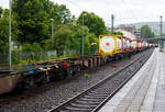 Leerer 4-achsiger Drehgestell-Containertragwagen für Großcontainer und Jumbo-Wechselbehälter, 31 80 4558 741-3 D-DB, der Gattung Sgns 696, der DB Cargo AG, am 21 Juni 2024 im Zugverband