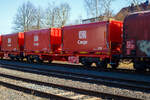 NEUHEIT - Die neusten Güterwagen DB Cargo AG
Neuer vierachsiger Drehgestell-Güterwagen (Tragwagen) 31 80 9300 179-6 D-DB der Gattung Uas 224.2 der DB Cargo AG am 17 Februar 2025 abgestellt, im Zugverband eines Übergabegüterzuges, in Herdorf auf dem KSW Rbf Herdorf (Betriebsstätte Freien Grunder Eisenbahn - NE 447). Der Wagen (m² Wagen 45ft) ist hier beladen mit zwei Coil-Behältern (20-Fuß-Container), welche bis zu 3 Blech-Coils mit einem Gesamtgewicht bis zu 30 t aufnehmen kann.

TECHNISCHE DATEN Wagen (laut Anschriften):
Gattung: Uas 224.2
Spurweite: 1.435 mm (Normalspur)
Länge über Puffer: 15.220 mm
Drehzapfenabstand: 9.680 mm
Radsatzstand in den Drehgestellen: 1.800 mm
Eigengewicht: 18.200 kg
Max. Zuladung: 71,8 t (ab Streckenklasse D)
Max. Geschwindigkeit: 100 km/h (beladen) / 120 km/h (leer)
Kleinster Gleisbogenhalbmesser: 75 m
Bauart der Bremse: KE-GP-A (K)
Bremssohle: Cosit 810
Handbremse: Ja (an einem Drehgestell)
Intern. Verwendungsfähigkeit: TEN-GE

Der multifunktionale und modulare Güterwagen m² ist eine neue und innovative Technologie für den Güterwagen der Zukunft. Das Konzept wurde in Zusammenarbeit von DB Cargo und VTG entwickelt.

Die heutigen Güterwagenflotten sind geprägt durch eine große Diversifizierung des Wagenparks, mit vielen unterschiedlichen Bauarten und mangelnder Flexibilität hinsichtlich des Einsatzes und der Verwendung. So werden Wagen für den Transport bestimmter Güter für einen Zeitraum von mehreren Jahrzehnten beschafft und es besteht im Lebenszyklus keine Möglichkeit, den Einsatzzweck zu verändern. Die ausgeprägte Spezialisierung der heutigen Güterwagenbeschaffung führt zu einem erhöhten Risiko von Fehlinvestitionen über den langen Lebenszyklus der Fahrzeuge.

Der m²-Güterwagen basiert auf einem Untergestell als variable Plattform mit veränderbarer Länge. Darauf können die verschiedensten Behälter zum Transport unterschiedlicher Güter montiert werden. Dieses innovative Konzept eines multifunktionalen und modularen Güterwagens ermöglicht eine flexible Nutzung durch Kombination aus wirtschaftlichem Baukastenprinzip (modular) und einer vielseitig einsetzbaren Verwendung (multifunktional).

Die Zulassung eines Güterwagens als komplettes und flexibles System ist ein echter Meilenstein. 

Merkmale:
▪ modularer Tragwagen zum Transport von kundenindividuellen Behältern
▪ Zulassung als Güterwagensystem seit 31.05.2021 vorliegend
▪ Anpassung wesentlicher Wageneigenschaften im Lebenszyklus ohne erneute Zulassung möglich
▪ Wagen ist an sich ändernde Marktanforderungen durch Modularität flexibel anpassbar
▪ Längen des Tragwagens im Lebenszyklus veränderbar
▪ Behälter sowie Aufbauten tauschbar und Kopplungsmöglichkeiten mit Wagen gegeben
▪ Uneingeschränkte EV-Fähigkeit des Tragwagens

Persönliche Anmerkung: Eine solcher mit 2 Coilbehälter ist um ca. 3 m länger als z.B. ein Coilwagen der Gattung Shimmns, aber dafür haben die Behälter, mit den Gabelstaplertaschen und den Containereckbeschlägen, vielfältige Umschlags- und Lagermöglichkeiten.

Die Coil-Behälter:
Hersteller: Wecon GmbH
Hersteller der Plane: Schleswiger Tauwerkfabrik Oellerking GmbH & Co. KG

Ausstattungsmerkmale sind:
− Leichtgängige Plane mit Antikondensatiosvlies
− Schnee- und Nässeschutz durch Gummilippe, Bürste und Regenrinne
− Ladungssicherung über Klaviatursicherung
− Planenfesttellbremse und Gitterroste zur Maximierung der Arbeitssicherheit
− Gabelstaplertaschen und Containereckbeschläge für vielfältige Umschlagsmöglichkeite

Dimensionen der Mulden:
Mulde 1 für Ø 780 bis 1.650 mm, mit max. 17 t
Mulde 2 für Ø 780 bis 2.100 mm, mit max. 30 t
Mulde 3 für Ø 780 bis 1.650 mm, mit max. 17 t
Die max. Ladebreite beträgt jeweils 2.240 mm, die max. Zuladung eines Containers beträgt mit 30 t. 

Containermaße (außen): 
Länge: 6.058 mm (20 ft.)
Breite: 2.438 mm
Höhe: 2.591 mm
Leergewicht: 4,5 t
Zuladung: 30 t
