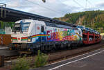Die wunderschöne SIEMENS Vectron MS 193 366-2 „I am Einziganders“ (91 80 6193 366-2 D-DB) der DB Cargo AG fährt am Abend des 24 Juni 2025, mit einem mit Gelände-SUV´s beladenen Autotransportzug (Wagen der Gattung Laaeffrs 560.1 der DB Cargo Logistics GmbH, ex DB Schenker ATG), durch den Bahnhof Betzdorf/Sieg in Richtung Köln.

Die SIEMENS Vectron MS - 6.4 MW wurde 2019 von Siemens in München-Allach unter der Fabriknummer 22613 gebaut. Sie ist in der Variante A10-3k ausgeführt und hat so die Zulassungen für Deutschland, Österreich, Polen, Tschechien, Slowakei, Ungarn, Niederlande, Belgien und Kroatien (D / A / PL / CZ / SK / H / NL / B / HR).

So besitzt die Variante MS A10-3K folgende Zugsicherungssysteme: ETCS BaseLine 3, sowie für Deutschland (PZB90 / LZB80 (CIR-ELKE I)), für Österreich (ETCS Level 1 mit Euroloop, ETCS Level 2, PZB90 / LZB80), für Polen (SHP), für Tschechien und die Slowakei (LS (Mirel)), für Ungarn (ETCS Level 1, EVM (Mirel)) für die Niederlande (ETCS Level 1, ETCS Level 2, ATB-EGvV), für Belgien (ETCS L1, ETCS L2, TBL1+) und für Kroatien (PZB90).
Die Werbung „Einziganders“ bezieht sich wohl auf die Zulassungen, denn diese sind etwas anders als bei anderen Vectron MS. 