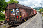 Vierachsiger Drehgestell-Flachwagen mit verschiebbaren Teleskophauben für Coiltransporte, 31 80 4671 011-3 D-DB, der Gattung Shimmns-u 708, der DB Cargo AG, am 16 Juli 2025 im Zugverband (Zug 9921) bei der Zugdurchfahrt in Kirchen (Sieg) in Richtung Siegen bzw. Ziel Kreuztal. 

Der Wagen eignet sich speziell für den Transport witterungsempfindlicher Blechrollen. Er besitzt feste Stirnwände, 5 fest im Untergestell eingebaute Lademulden und drei teleskopartig angeordnete Hauben, die sich zu beiden Wagenenden hin soweit durch Ineinanderschieben öffnen lassen, dass jeweils 2/3 des Wagens freigelegt werden kann. Hierdurch ist eine einfache Beladung des Wagens sowohl von oben als auch von der Seite aus möglich. Der Wagen darf nur mit geschlossenen und verriegelten Hauben verkehren.

Das Untergestell und die festen Stirnwände, die als Abkantrahmenkonstruktion mit Blechbekleidung und hutförmigen Verstärkungsprofilen ausgeführt sind, sowie die fest auf den Außenlangträgern angeordneten drei Laufschienen je Wagenseite bilden den als Schweißkonstruktion ausgeführten Wagenkasten. Das Untergestell mit seinen beiden kräftigen Außenlangträgern besteht aus Walz- und Abkantprofilen. Die Untergestellenden bestehen aus den Hauptquerträgern, den AK-Trägern und den Kopfstücken. Die sattelförmig angeordneten, jeweils mit den Außenlangträgern verschweißten Querträger bilden zusammen mit 6 mm dicken Muldenblechen die Lademulden.

Die teleskopartig ineinander verschiebbaren Stahlhauben bestehen aus einer Hohlprofil-Rahmenkonstruktion und einer mit Sicken versehenen Beblechung. Die Abdichtung der Hauben untereinander und zu den Stirnwänden hin erfolgt über labyrinthartig ausgeführten Umrandungsprofilen. Die Endhauben verriegeln in geschlossener Stellung automatisch. Das Entriegeln der Hauben ist sowohl vom Erdboden wie auch von der Rampe möglich. Die beidseitig an jeder Stirnwand angeordneten Verriegelungseinrichtungen sind durch Wellen miteinander verbunden. Hierdurch ist das Entriegeln von nur einer Wagenseite aus möglich. Jede Haube läuft auf 4 jeweils und mit Abhebesicherungen versehenen Laufwagen mit nadelgelagerten Doppelrollen.

Die Wagen der Bauart Shimmns 708 sind mit 12 verstellbaren Festlegearmen ausgerüstet, die in fest auf den Muldenkappen angeordneten kammartig ausgeführten Halterungen gelagert sind. Die Festlegearme und ihre Anordnung ergeben einen wirksamen Schutz gegen unzulässiges seitliches Verschieben der Coils.

Um unzulässige Radlastabweichungen auszuschließen, ist eine möglichst mittige Verladung der Coils erforderlich. Ein durch alle Mulden in Wagenmitte verlaufender weißer Farbstreifen dient hierzu als Orientierungshilfe.

TECHNISCHE DATEN:
Hersteller: LHB - Linke-Hofmann-Busch GmbH in Salzgitter-Watenstedt
Baujahr: 1972, Fabriknummer 407
Spurweite: 1.435 mm (Normalspur)
Achsanzahl: 4 (in 2 Drehgestelle)
Länge über Puffer: 12.040 mm
Länge der Ladefläche: 10.800 mm
Ladebreite (Mulden): 2.400 mm
Drehzapfenabstand: 7.000 mm
Achsabstand im Drehgestell: 1.800 mm
Laufraddurchmesser: 920 mm (neu)
Eigengewicht: 22.800 kg
Höchstgeschwindigkeit: 100 km/h (beladen) / 120 km/h (leer)
Maximales Ladegewicht: 67,0 t (ab Streckenklasse D4) / 61,0 t bei DB ab CM3
Hier betrug das Ladegewicht laut Laufzettel 65.055 kg
Kleinster bef. Gleisbogenradius: 35 m
Bauart der Bremse: KE-GP (LL)
Bremssohle: IB 116
Handbremse: Ja
Intern. Verwendungsfähigkeit: RIV