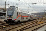 Der Doppelstock (Bombardier Twindexx Vario) IC 2, Zug 4903, parkt am 19.12.2021im Hauptbahnhof Siegen.