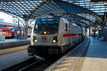 Die 147 592 (91 80 6147 592-0 D-DB – IC 4877) der DB Fernverkehr AG fährt am Morgen des 01 Juli 2025, mit dem IC 2040 (Münster Hbf – Köln Hbf – Koblenz Hbf - Stuttgart Hbf), in den Hauptbahnhof Köln ein. 

Die TRAXX P160 AC3 wurde 2021 von Bombardier in Kassel gebaut und an die DB Fernverkehr AG geliefert. Sie hat die Zulassungen für Deutschland und die Schweiz.
