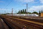Der blaugestreifte ICE 3neo – Velaro MS, Tz 8029 „Europa/Europe“ (93 80 5408 029-7 D-DB etc.) der DB Fernverkehr AG, verlässt am 24 Juni 2025, als ICE 121 von Amsterdam Centraal über Köln Hbf nach Frankfurt (Main) Hbf nach, den Hauptbahnhof Oberhausen. 

Der ICE 3neo Tz 8029 wurde 2024 von SIEMENS gebaut, er hat die Zulassungen für Deutschland, Belgien und die Niederlande. Der Zug wurde am 23 September 2024 in Belgiens Hauptstadt Brüssel, das ja auch Hauptsitz der Europäischen Union ist, auf den Namen „Europa/Europe“ getauft. Gleichdrauf am selben Tag folgte der erster Fahrgasteinsatz als Sonderzug ICE 13411 Brüssel–Berlin, zur InnoTrans 2024.

Der ICE 3neo ist das neue Flaggschiff der DB Zugflotte, von diesen hat die DB Fernverkehr AG 90 achtteilige Einheiten bestellt (z.Z. sind 38 geliefert). Die Züge ergänzen seit Dezember 2022 die 300-km/h-Flotte und lösten ab Juni 2024 die Züge der Baureihe 406 auf den „ICE International“-Linien nach Belgien und in die Niederlande ab. 

Die ICE 3neo– Velaro MS basieren auf der bewährten Velaro-Plattform und sind eine Weiterentwicklung der Baureihe 407. Die neuen, für 320 km ausgelegten Züge werden als ICE 3neo vermarktet. Die ICE der Baureihe 408 sollen komfortabler werden, acht Fahrradstellplätze pro Garnitur aufweisen, 16 Plätze für Familien sowie 5 Plätze für Kleinkinder bieten. Ein Novum sind frequenzdurchlässige Scheiben für einen stabilen Mobilfunkempfang.

Die besonderen Merkmale und Neuerungen des ICE 3neo:
Besonders die Fahrgäste werden von den Neuerungen und dem Komfort profitieren. Das bereits im ICE 4 bewährte Beleuchtungssystem mit wechselnden Farbtönen wird auch im ICE 3neo installiert. Neu gestaltete Gepäckregale bieten mehr Stauraum als in gegenwärtigen ICE-Zügen. Rollstuhlfahrer werden den neuen Hublift für einen leichteren Zustieg zu schätzen wissen. Radfahrer wird es freuen, dass in jedem ICE 3neo acht Fahrradstellplätze zur Verfügung stehen. Für ein zügiges Aus- und Einsteigen sorgen zusätzliche Türen. In beiden Wagenklassen befinden sich Tablet-Halter und Steckdosen an allen Sitzplätzen. Mobilfunkdurchlässige Scheiben ermöglichen einen stabileren Empfang von Sprache und Daten. Eine konsequente Modulbauweise ermöglicht einen schnellen und einfachen Austausch defekter Bauteile im ICE 3neo. Das schließt auch die Kaffee- und Spülmaschinen im Bordbistro ein. Seit dem 17. Zug sind die ICE 3neo mit dem neuen ICE-Innendesign ausgestattet: Die komplett neu entwickelten Sitze sind als persönlicher Rückzugsort konzipiert, bieten bessere Verstellmöglichkeiten und somit noch mehr Komfort. Eine harmonische Formgebung, moderne Materialien wie Holzdekor und Bezüge aus hochwertigem Stoffgewebe bestimmen das neue Erscheinungsbild. Für die Sitzbezüge werden warme Grautöne in der 1. Klasse, Blautöne in der 2. Klasse und Burgundy-Rot im Bordrestaurant verwendet. 

Allgemein:
Alle Züge bestehen aus acht Wagen und werden gegenüber den bauähnlichen Zügen der Baureihe 407 mit zwei Außentüren je Seite (408.6 und 408.8) mehr, sowie einer exklusiv für Rollstuhlfahrer vorgesehenen Tür (408.3) ausgestattet. Weitere Änderungen gegenüber der Baureihe 407 sind unter anderem:
•	8 Fahrradstellplätze im Endwagen 2. Klasse
•	geänderte Hublifte
•	Farbige Akzentbeleuchtung
•	mehr Gepäckregale
•	Mobilfunktransparente Scheiben
•	WC mit neuem Design und berührungslosen Desinfektions- und Seifenspendern
•	ETCS-Fahrzeuggerät Siemens Trainguard 200 statt Hitachi Rail STS
•	optimierte Galley

Aufbau der Triebzüge:
Wagennummer (Gattung) | Beschreibung           |    Sitzplätze
29/39 (Apmzf 408.0) 	       Endwagen 1. Klasse 	45 (1. Klasse)
28/38 (Apmz 408.1)            Mittelwagen 1. Klasse 	54 (1. Klasse)
26/36 (BRmz 408.2) 	       Bordrestaurant 	23 (2. Klasse) / 16 Restaurant
25/35 (Bpmbsz 408.3)        2. Kl.- und Servicewagen 38 (2. Klasse) / 2 Rollstuhlplätze
24/34 (Bpmz 408.8) 	       Mittelwagen 2. Klasse 	 76 (2. Klasse)
23/33 (Bpmz 408.7) 	       Mittelwagen 2. Klasse 	 76 (2. Klasse)
22/32 (Bpmz 408.6) 	       Mittelwagen 2. Klasse 	 76 (2. Klasse)
21/31 (Bpmdzf 408.5) 	       2. Kl. End- und Fahrradwagen 51 (2. Klasse) / 8 Fahrradplätze

TECHNISCHE DATEN 3neo (Baureihe 408):
Hersteller:	Siemens Mobility
Baujahre: 	ab 2021
Baureihe: 408
Zulassungen für: Deutschland, Belgien und die Niederlande
Spurweite:	1.435 mm (Normalspur)
Achsfolge: 	Bo’Bo’+2’2’+Bo’Bo’+2’2’+2’2’+Bo’Bo’+2’2’+Bo’Bo’
Anzahl der Achsen / davon angetrieben: 32 / 16
Länge über Kupplung: 200.720 mm (200,72 m)
Länge Wagenkasten:  EW 25,7 m / MW 24,2 m
Höhe (über SOK): 4.343 mm 
Breite: 2.924 mm
Fußbodenhöhe: 1.240 mm (über SOK)
Drehzapfenabstand: 17.375 mm
Achsabstand im Drehgestell: 2.500 mm
Drehgestell-Typ: SF 500
Treib- und Laufraddurchmesser: 920 mm (neu) /830 mm (abgenutzt)
Leergewicht: 460 t
Dienstgewicht: 493 t
Dauerleistung: 16 x 500 kW = 8.000 kW bei AC / 4.200 kW bei DC
Anfahrzugkraft: 300 kN 
Höchstgeschwindigkeit: 320 km/h, 280 km/h in Belgien (Wechselspannung), 200 km/h (3 kV =), 160 km/h (1,5 kV =)
Stromsysteme: 15 kV, 16,7 Hz ~ / 25 kV, 50 Hz ~ / 1,5 kV = / 3 kV =
Stromabnehmer: 2 x AC 15 kV (16,7 Hz), 1.950 mm Wippenbreite / 2 x AC 25 kV (50 Hz), 1.600 mm Wippenbreite / 2 x DC 1,5 oder 3 kV, 1.950 mm Wippenbreite. Alle Pantographen und deren Pneumatik- und Steuerungsbaugruppen sind vollständige Neuentwicklungen von Siemens Mobility.
Sitzplätze: 439, davon 99 (1. Klasse), 340 (2. Klasse), zudem 16 im Restaurant
Rollstuhlstellplätze: 2
Fahrradstellplätze: 8