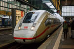 Der ICE 4 der DB-Baureihe 412, Tz 9219, ein siebenteiliger Triebzug hat am 15 Januar 2025, als ICE 118 „Bodensee“ (von Innsbruck über Ötztal, Feldkirch, Bregenz, Friedrichshafen Stadt, Ulm, Stuttgart, Mannheim, Siegburg/Bonn, Köln Messe/Deutz und Düsseldorf nach Münster/Westf.), den Hauptbahnhof Stuttgart erreicht.