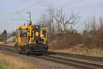 DB Netz/Infrago 741 328 knttert bei Kaarst der auf einem offenbarer Stelle stehender Fotograf vorbei am 21 Februar 2025.